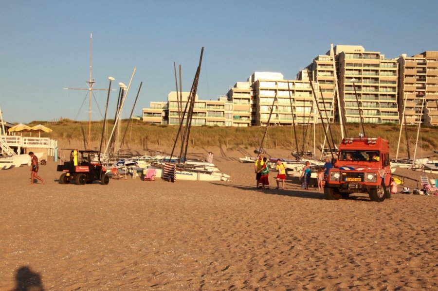 Man onwel op strand nabij de zeilvereniging